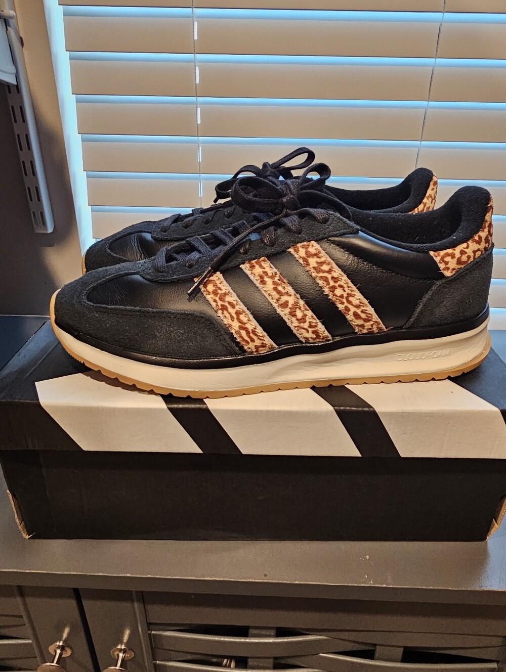 Adidas Run 70s 2.0 Suede/Cheetah Low Sneakers Size US Women 10.5/ Men 9.5 (NEW) - Picture 3 of 6